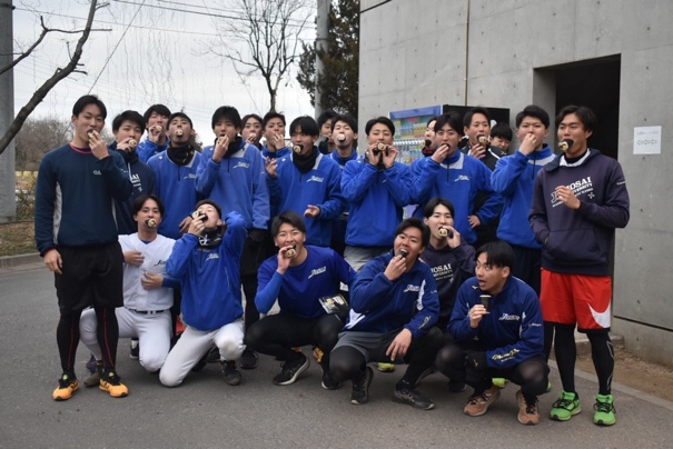 人, 屋外, 道路, グループ が含まれている画像

自動的に生成された説明