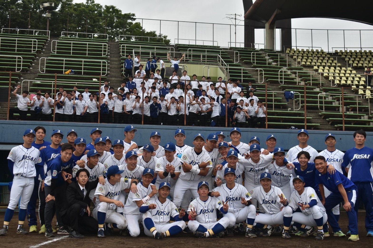 野球場の観客席にいる選手たち

中程度の精度で自動的に生成された説明